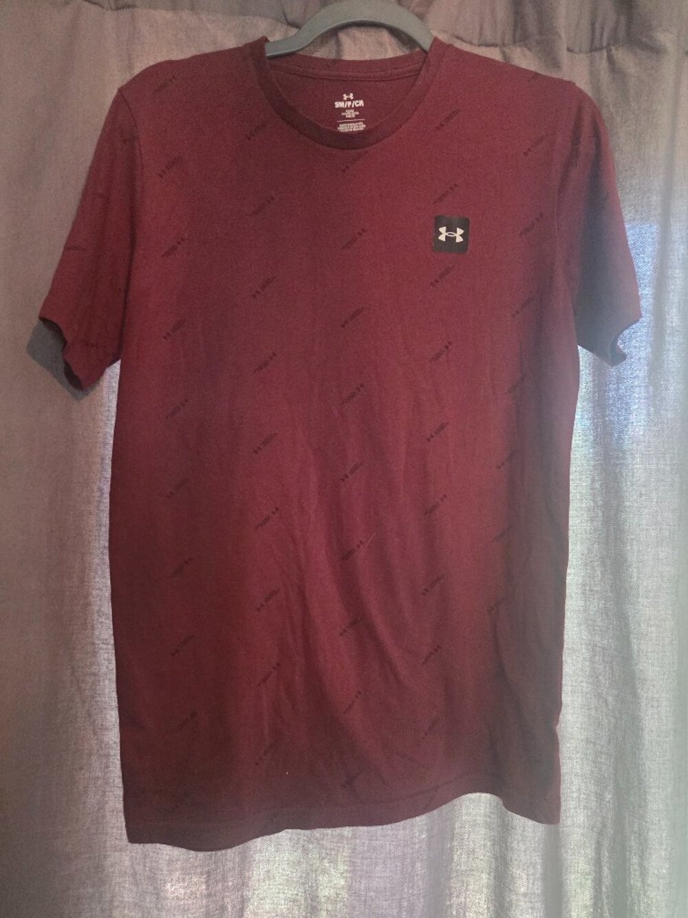 Under Armour Mens Small Loose Fit Left Chest Tee Maroon Burgundy with UA print